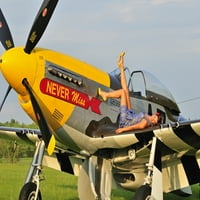 1940-es stílusú pin-up lány feküdt a szárny egy P-Mustang vadászgép Poszter Nyomtatás